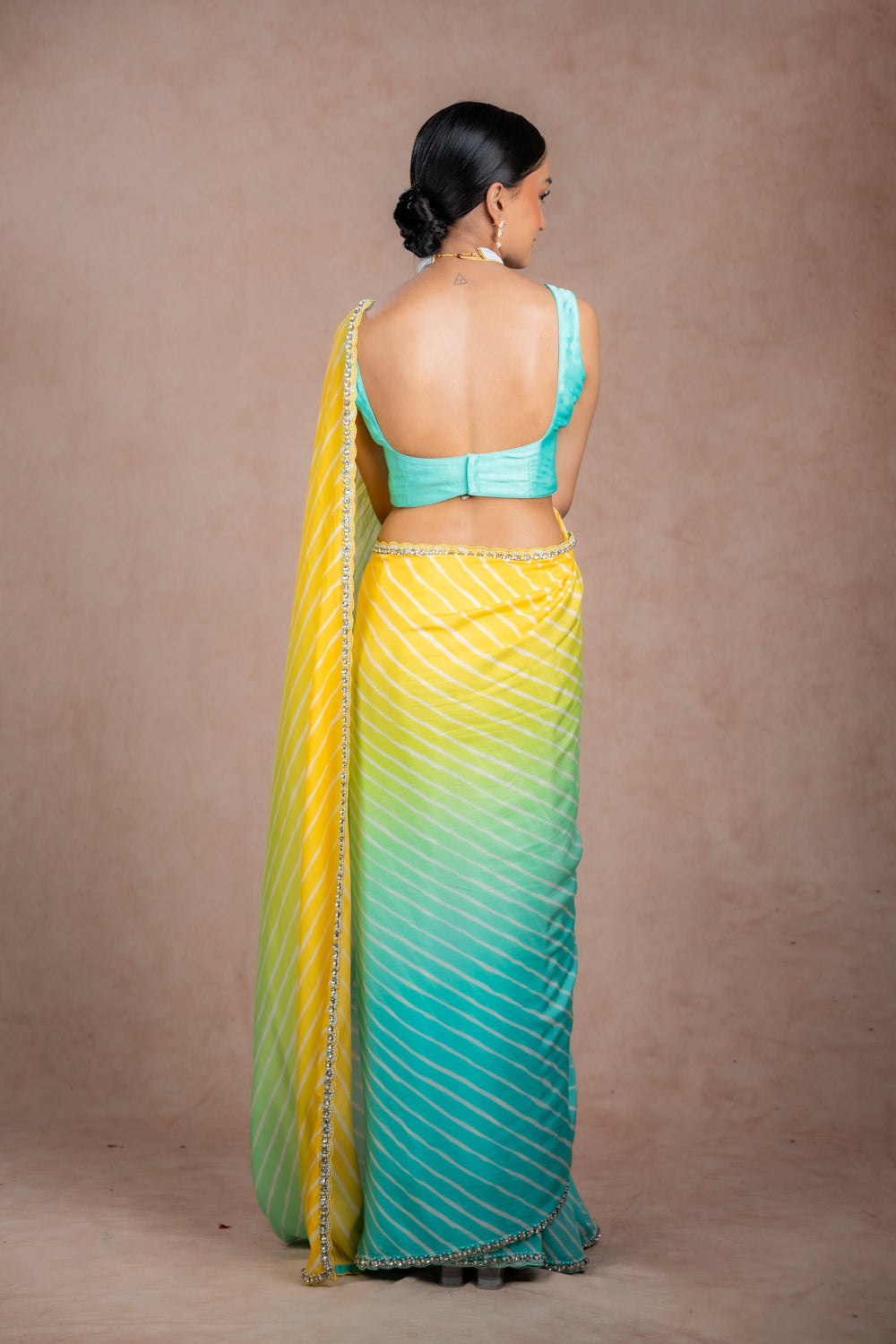 Dual-coloured leheriya saree